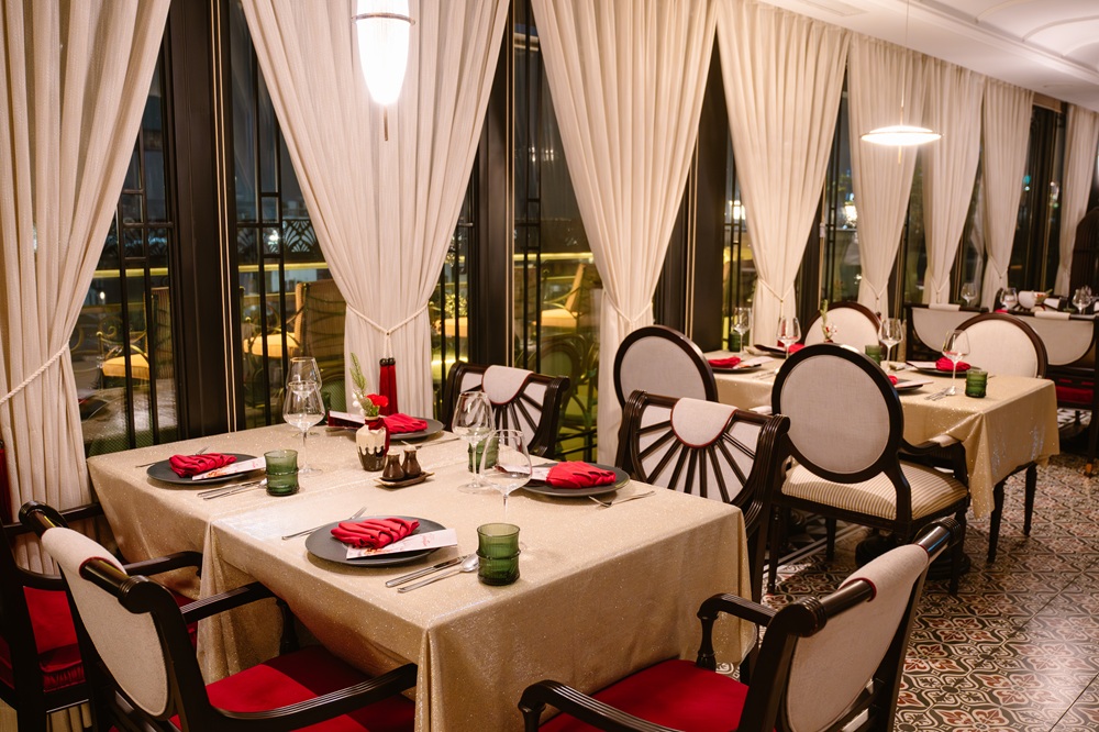 Diên Vị Dining is decorated with a Christmas 2025 theme